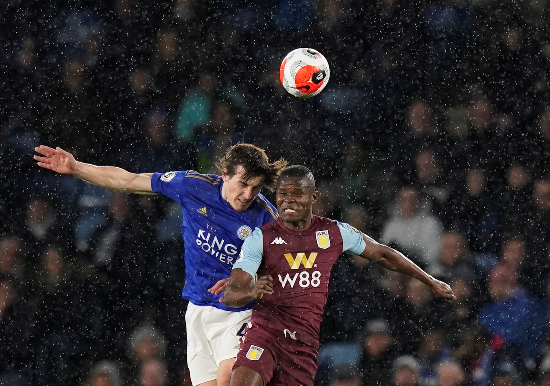 对曼联双响助维拉延续连胜势头，罗杰斯当选英超第17轮最佳（对阵曼联梅开二度助维拉续写连胜，罗杰斯当选英超第17轮最佳）